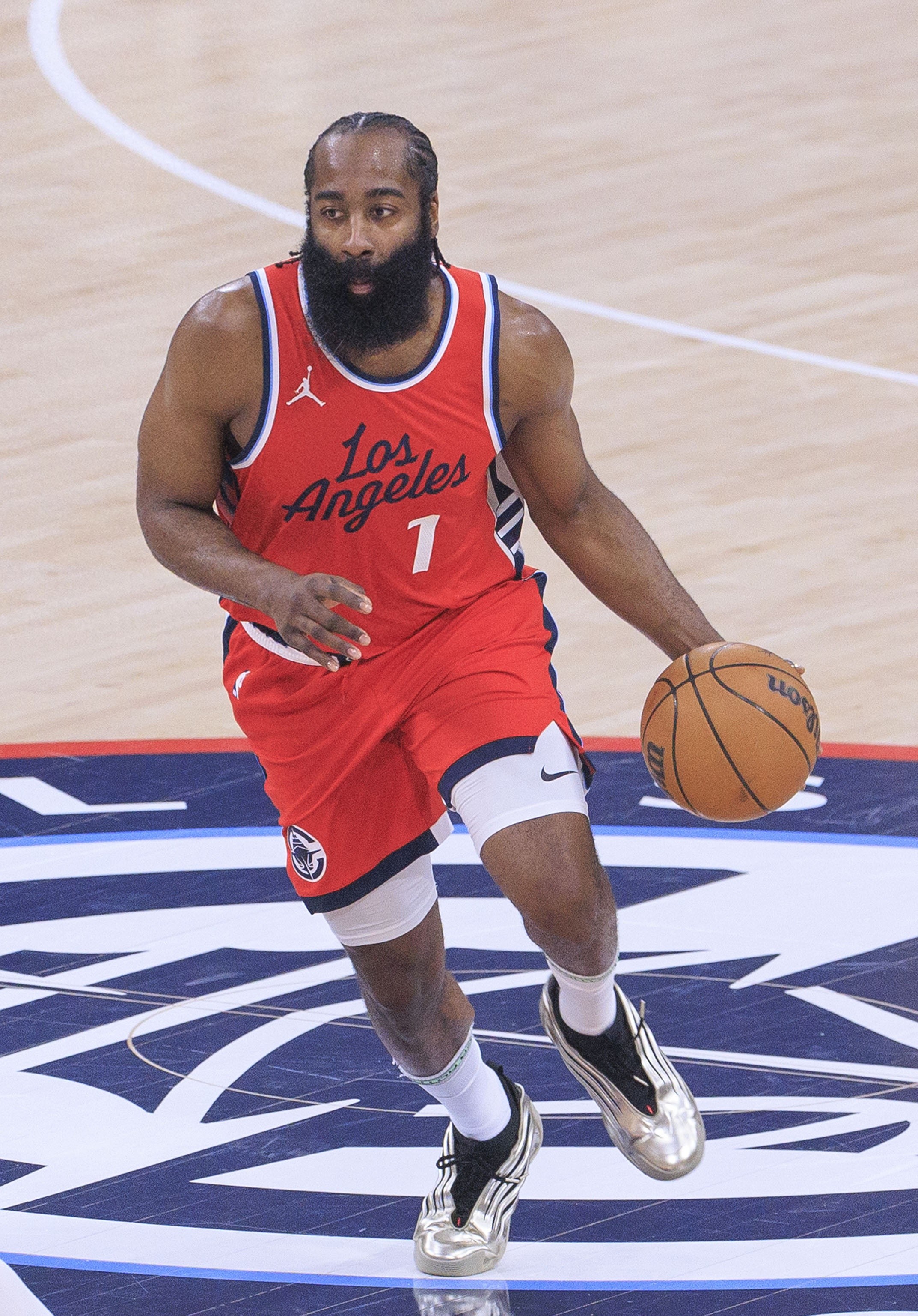 kaiyun-雄鹿引发争议！，哈登官方宣布出色防守新规全场沸腾不已-kaiyun